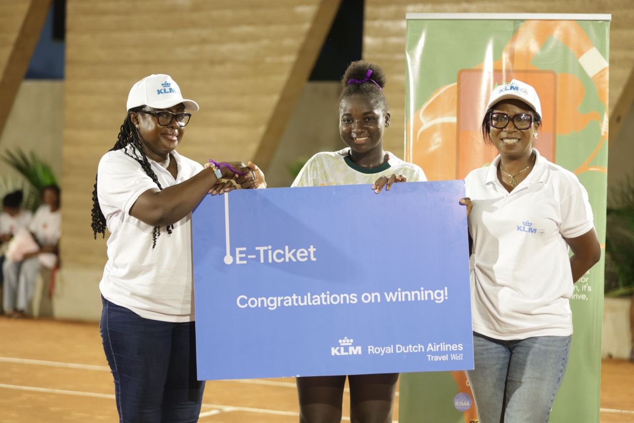 Tennis : Sadjo Coulibaly, victorieuse de l'Open féminin d'Accra, présente son trophée à la Fédération ivoirienne